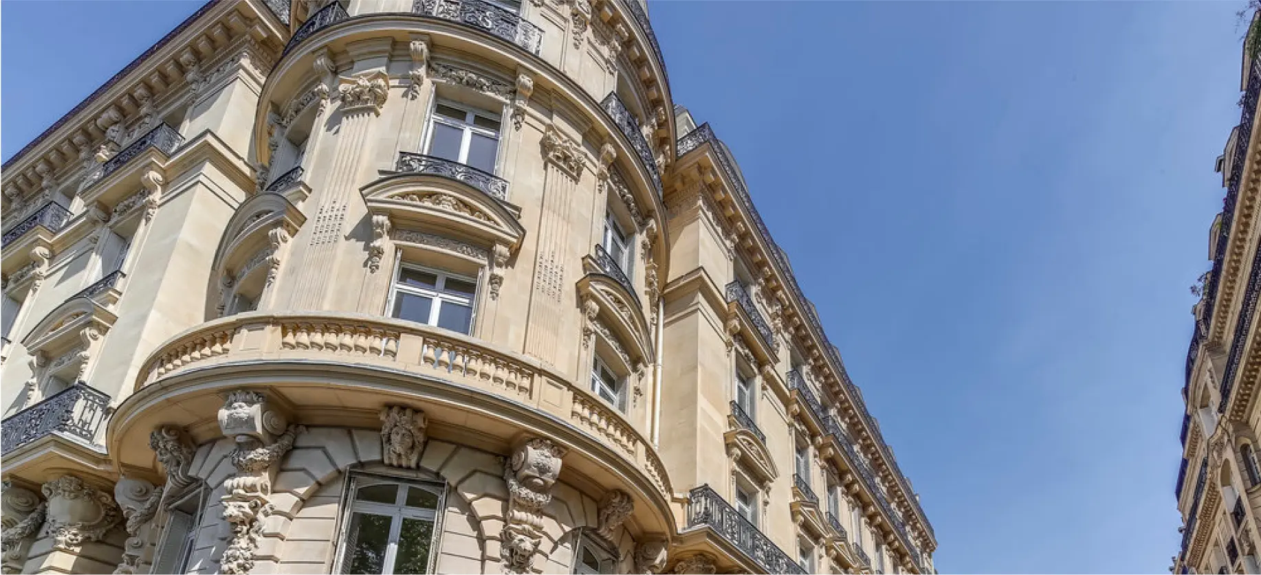 Photo d'une rue avec de beaux immeubles et la tour Eiffel au bout