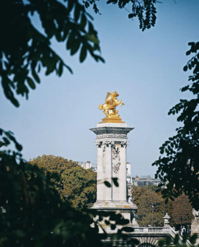 Photo d'une rue avec de beaux immeubles et la tour Eiffel au bout